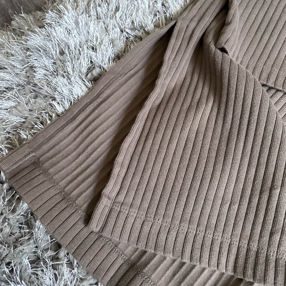 Uniqlo rubbed taupe coloured three quarter sleeve tunic top - Picture 3 of 5